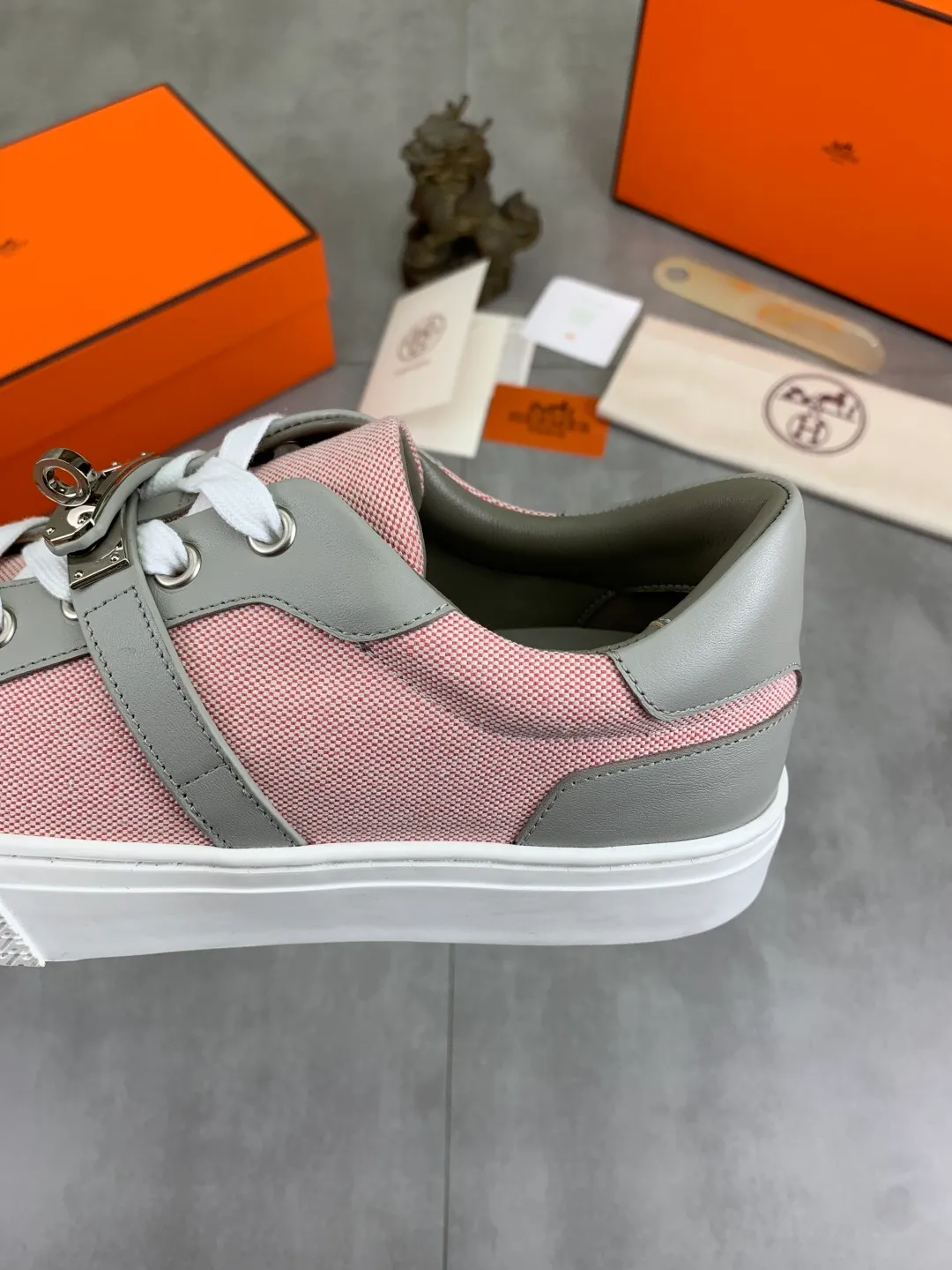 Men's men's shoes 💰P640 New Hermes top version Hermès classic couple style #𝐊𝐞𝐥𝐥𝐲 buckle casual white shoes skateboard shoes that will not conflict with shoes at all. Full of unknowns, Hermès rarely produces flat casual shoes and they are paired with classic palladium-plated Kelly shoe buckles! You'll fall in love with it at first sight. It's super versatile and can be worn with any skirt or pants. 🉑️Close your eyes and wear it. It's super noble. Fabric: Specific cowhide/canvas material. Lining: Sheepskin lining. Outsole: Original molded TPU outsole. Size: 35-45.